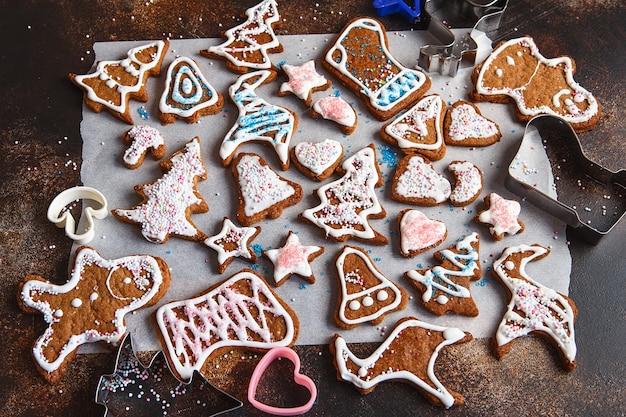 clazed decorando biscoitos caseiros de gengibre para o Natal. vista de cima dos biscoitos na mesa