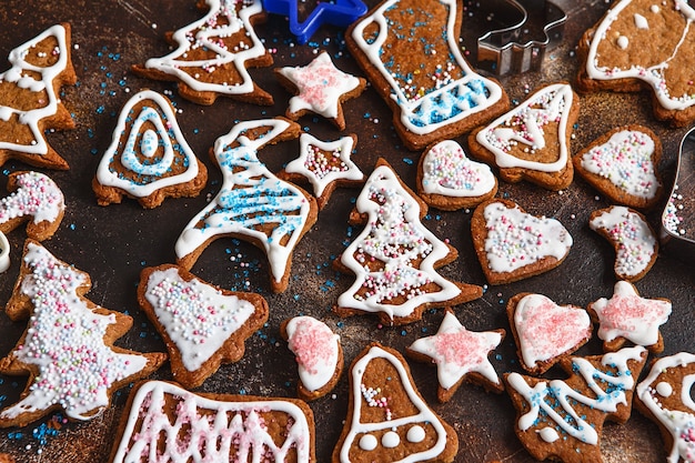 clazed decorando biscoitos de gengibre caseiros de Natal. vista de cima dos biscoitos na mesa