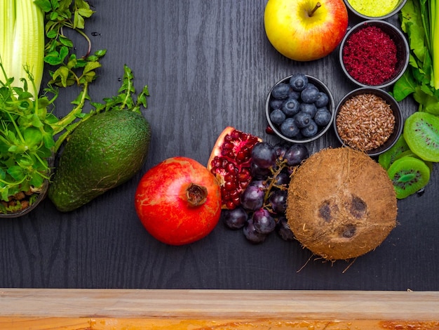 Clean Eating Konzept über Holzhintergrund Draufsicht Verschiedene Gemüse Obstsamen Würze für vegane Rohkost oder glutenfreie Ernährung