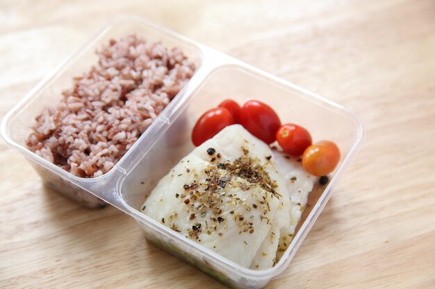 Clean Food Fischsteak mit Reis in Bento