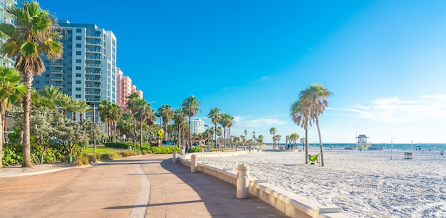 Clearwater Strand mit schönem weißem Sand in Florida USA