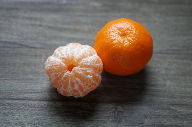 Clementinas ou tangerinas ou tangerinas na mesa de madeira rústica