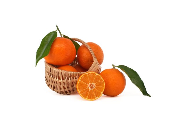 Clementine Mandarine oder Mandarinenfrucht mit Blättern