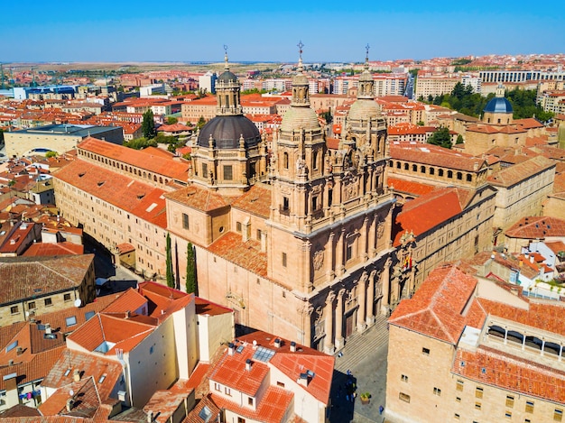 La Clerecia o edificio Clerge y la Casa de las Conchas en la ciudad de Salamanca, Castilla y León en España