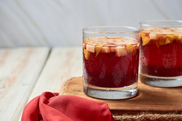 Clericot- oder Sangria-Cocktail mit erfrischender Frucht