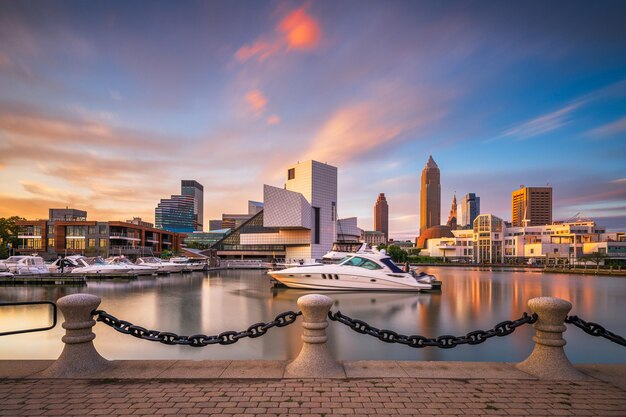 Cleveland Ohio EE.UU. El horizonte y el puerto del centro de la ciudad