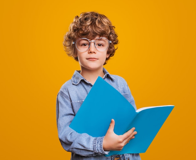 Cleverer Schüler mit Lehrbuch