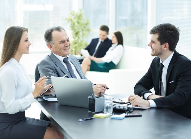 Client im Gespräch mit dem Personal am Schreibtisch im Büro