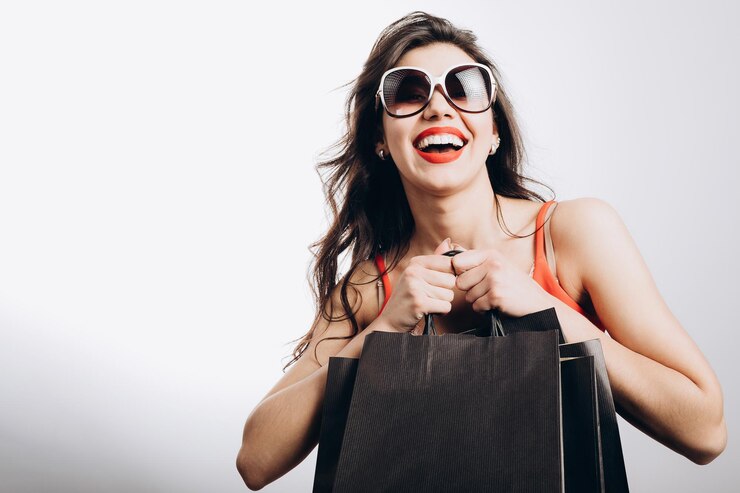 Clienta boutique satisfecha en gafas de sol con compras