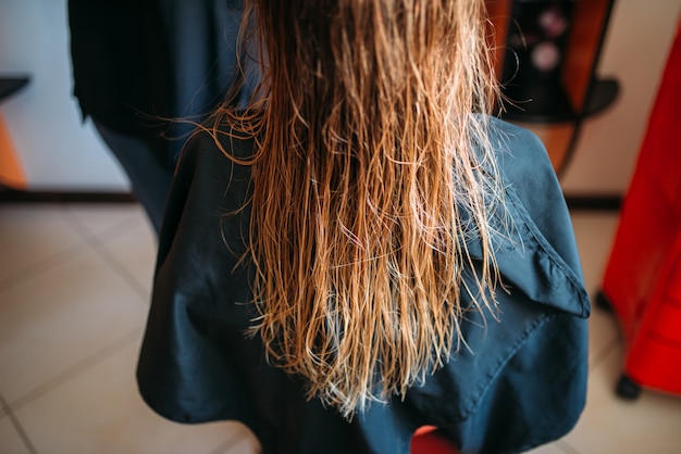 Foto clienta con el pelo mojado en la peluquería