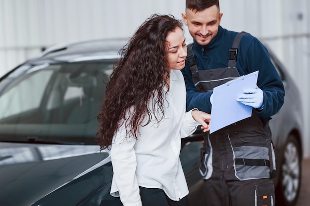 Clienta recupera su auto en el servicio de lavado de autos