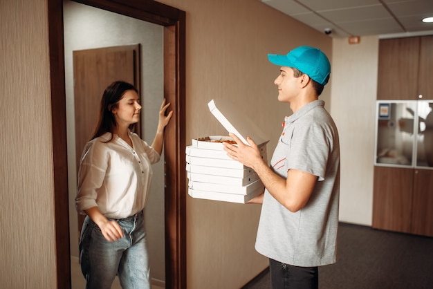 Foto clienta y repartidor comprueba la pizza