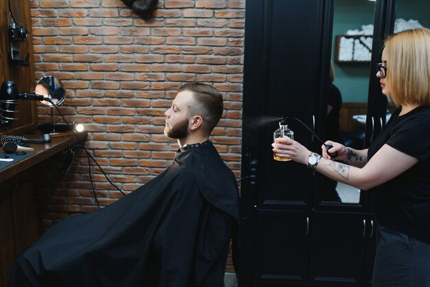 Cliente durante el afeitado de barba en peluquería