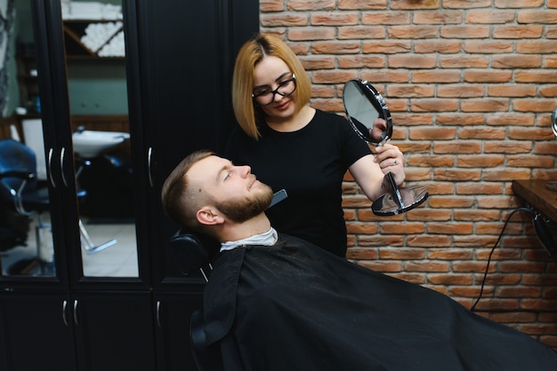 Cliente durante el afeitado de barba en peluquería