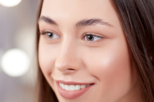 Cliente antes de maquillaje permanente de cejas.