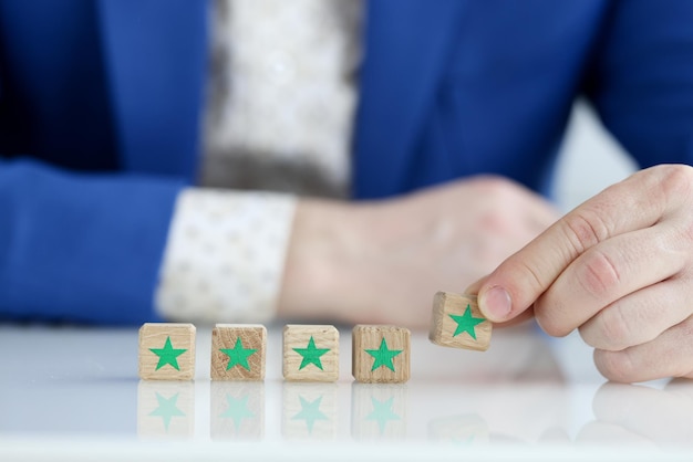 Cliente coloca quinta estrela verde em recomendação de revisão de serviços de qualidade e conceito de bens