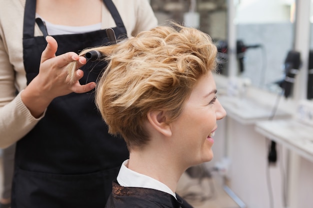 Foto cliente com o estilo de seu cabelo