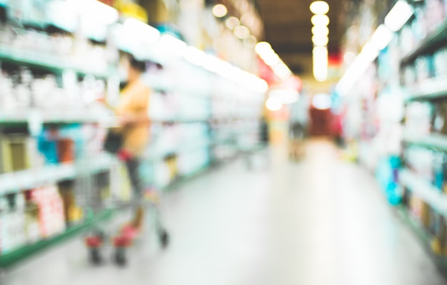 Cliente de compras en la tienda de supermercado desenfoque de fondo con bokeh