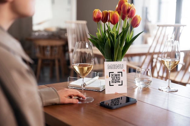 Cliente con copa de vino en el restaurante