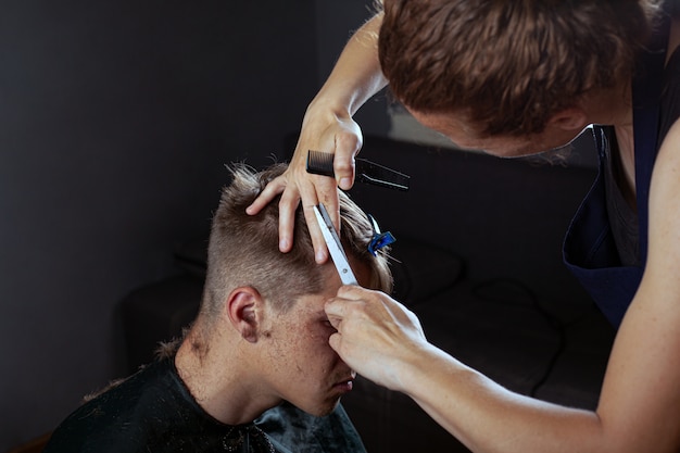 Cliente corta o cabelo no cabeleireiro, barbearia.