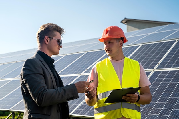 Cliente dando dinero al trabajador para la instalación exitosa de paneles solares