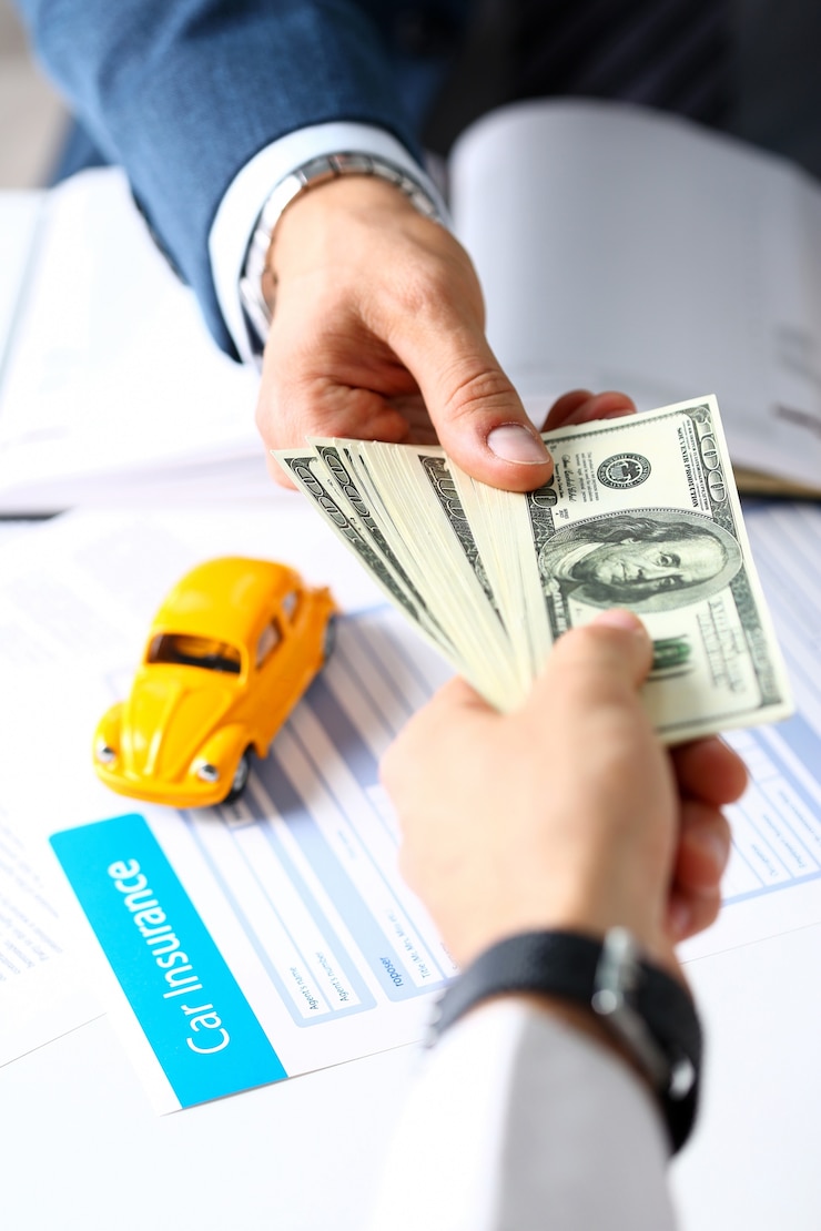 Foto cliente dando dinero al vendedor