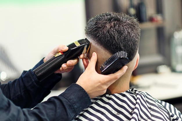 Cliente de corte mestre na barbearia