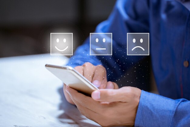 Cliente de negócios pressionando emoticon de rosto sorridente classificação de serviço on-line