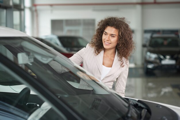 Foto cliente do concessionário automóvel, escolhendo o automóvel.