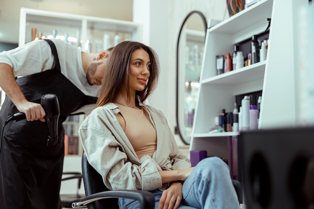 Foto cliente do sexo feminino jovem fazendo o cabelo no salão de beleza