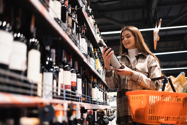 Cliente do sexo feminino no supermercado