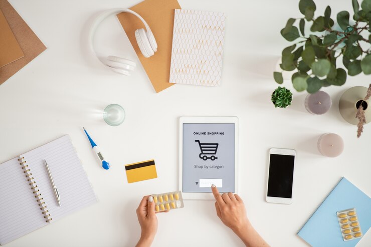 Foto cliente doente com comprimidos apontando para a linha de pesquisa na tela sensível ao toque enquanto pede remédios online