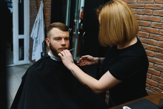 Cliente durante o barbear da barba na barbearia