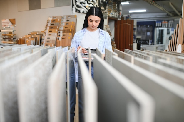 Una cliente elige azulejos de cerámica de cocina en la tienda