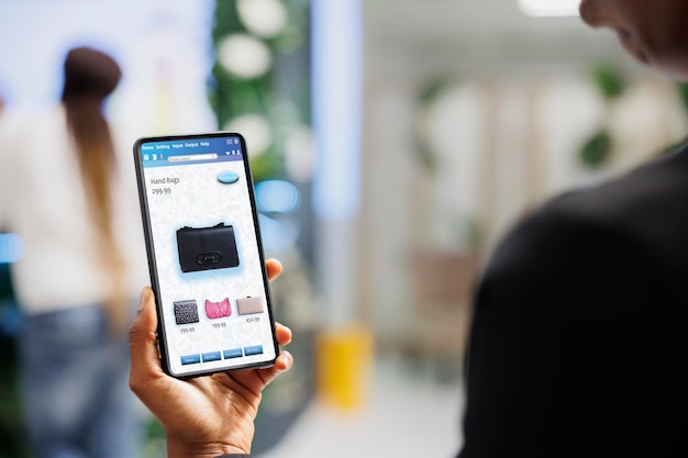 Cliente eligiendo ropa en una aplicación en línea