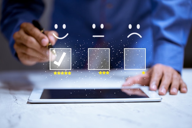 Cliente empresarial, pressionando o emoticon de rosto sorridente online, classificação de serviço, conceito de satisfação.