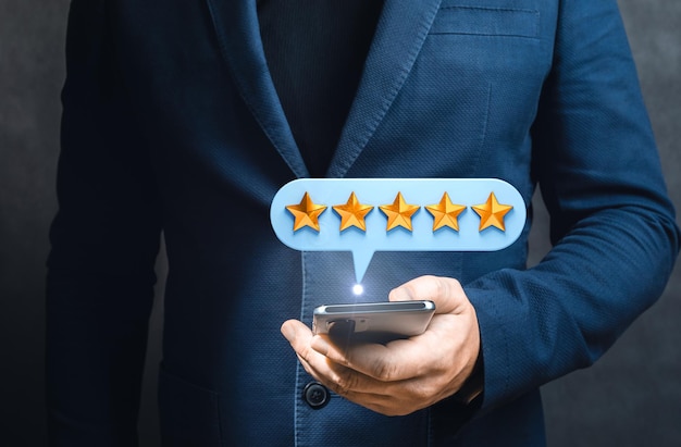 Cliente empresário dando classificação de cinco estrelas no celular Satisfação da avaliação do serviço de avaliação Experiência de atendimento ao cliente e satisfação da avaliação do feedback