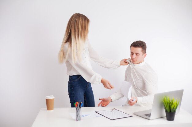 Foto el cliente enojado tiene un conflicto con el gerente de la empresa.