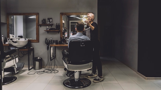 Foto cliente de estilo de mujer en barbería