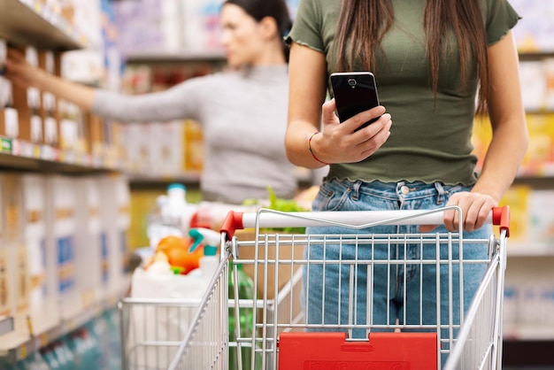 Cliente fazendo compras no supermercado