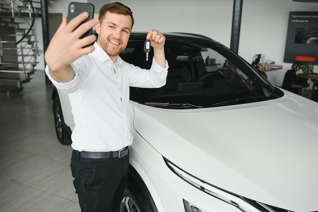 Un cliente feliz acaba de comprar un auto en un concesionario de autos