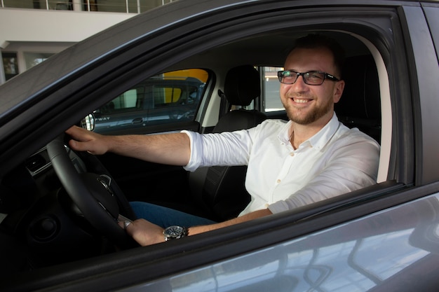 Cliente feliz en concesionario de automóviles