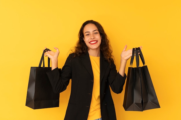 Cliente feliz después de las compras en línea