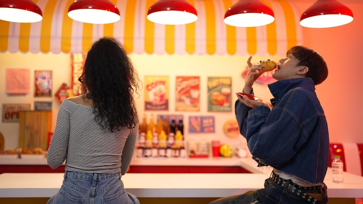 Foto cliente feliz e diversificado sentado e à espera de um garçom servindo comida regalement