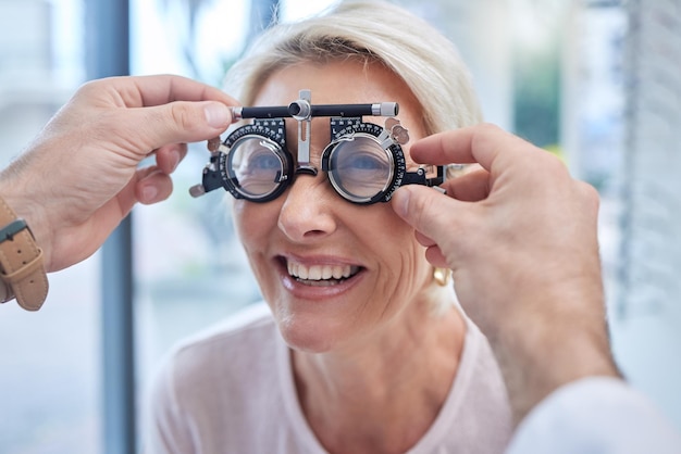 Cliente feliz en una prueba de visión o examen de la vista por un médico optometrista u oftalmólogo con ayuda médica Manos útiles u óptico consultando a una mujer mayor para ver o controlar el glaucoma