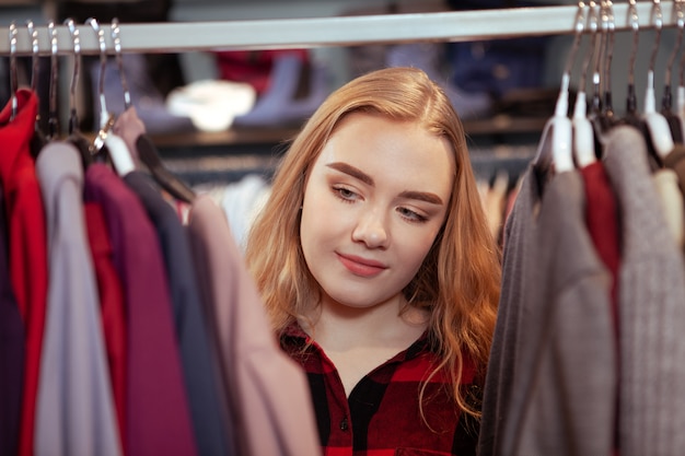 Cliente femenino de compras en boutique de ropa