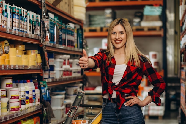 Cliente femenino feliz de compras en ferretería