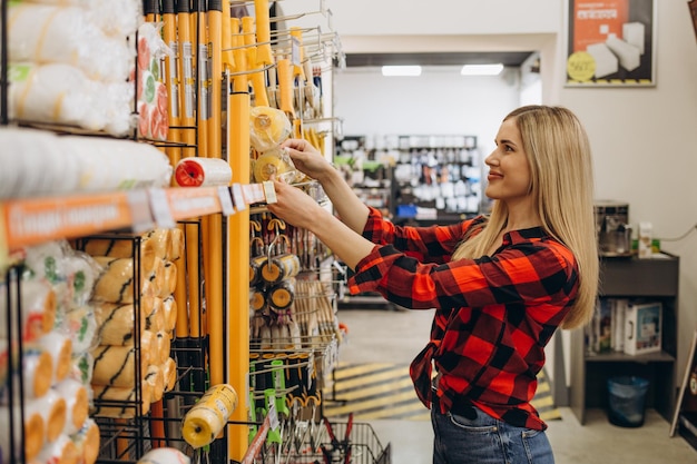 Cliente femenino feliz de compras en ferretería