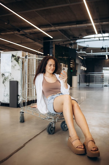 Cliente femenino feliz de compras en ferretería