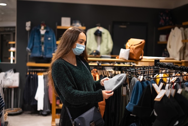 Cliente feminino selecionando chapéu estiloso